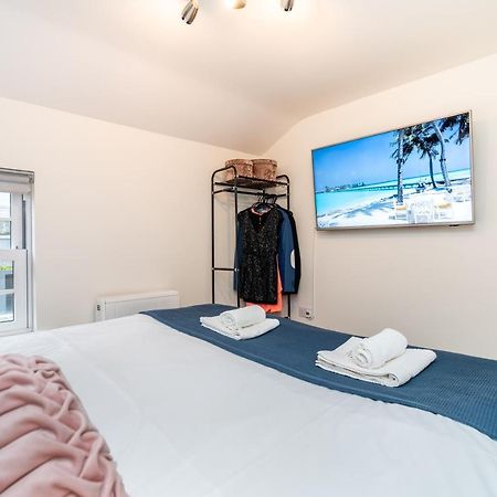 Town Center Apartment With 55” Smart Tv+Netflix Andover Dış mekan fotoğraf