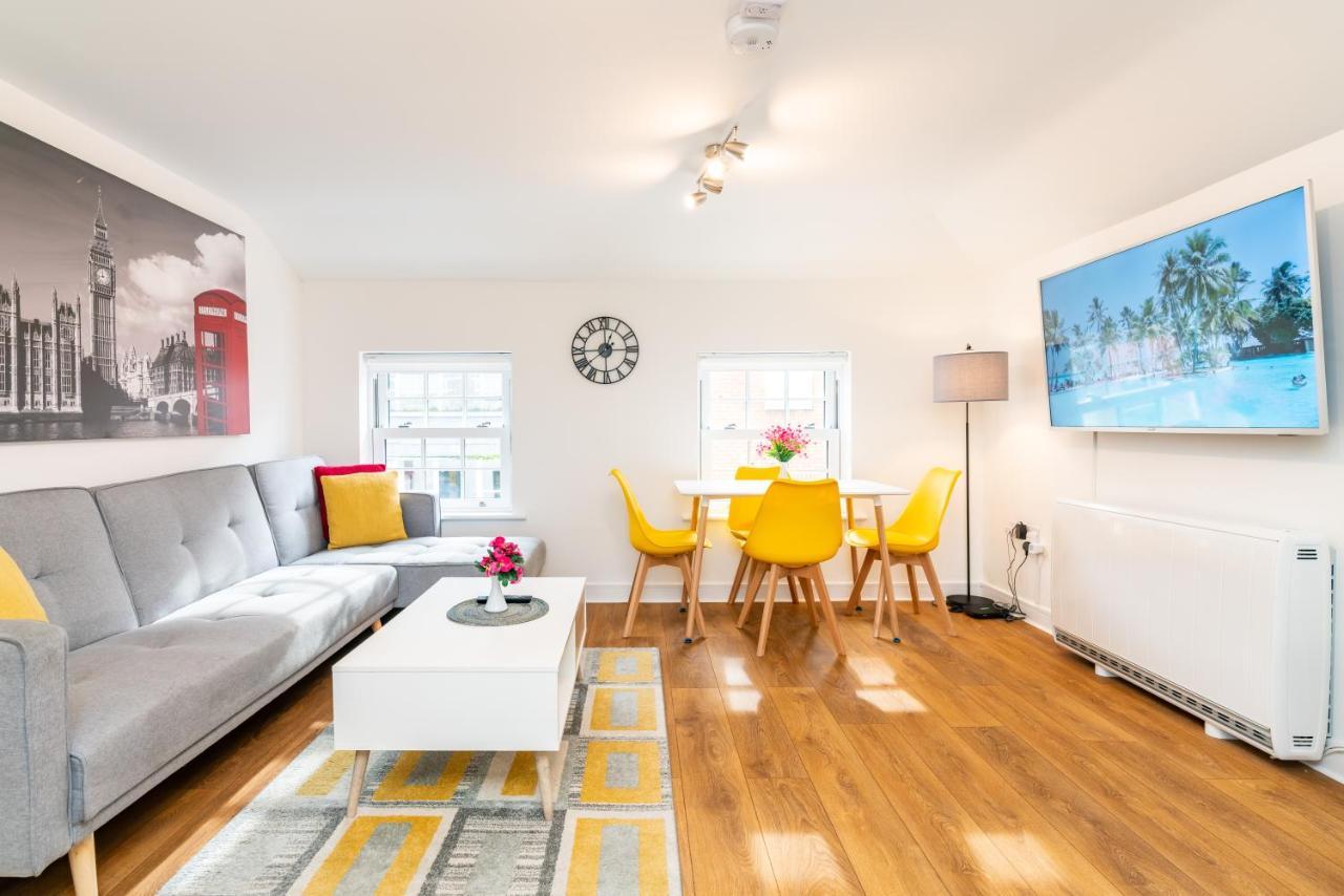 Town Center Apartment With 55” Smart Tv+Netflix Andover Dış mekan fotoğraf